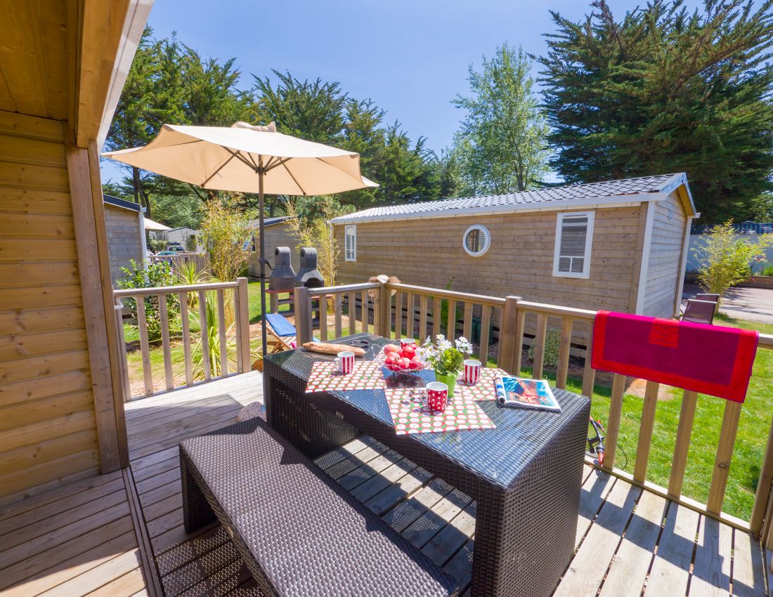 camping-mobil-home-bretagne-Premium-4-personnes-terrasse-G1