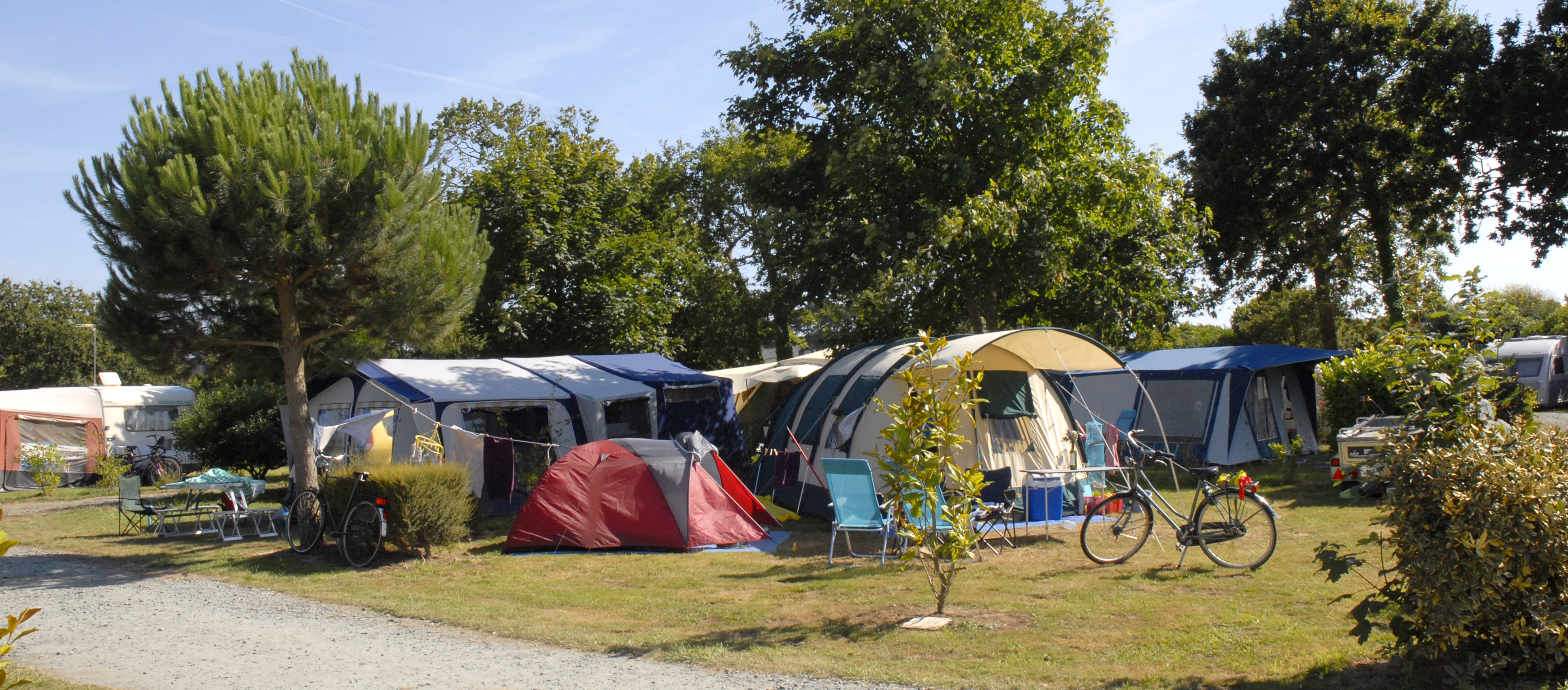 Emplacement pour camping-cars caravanes et tentes